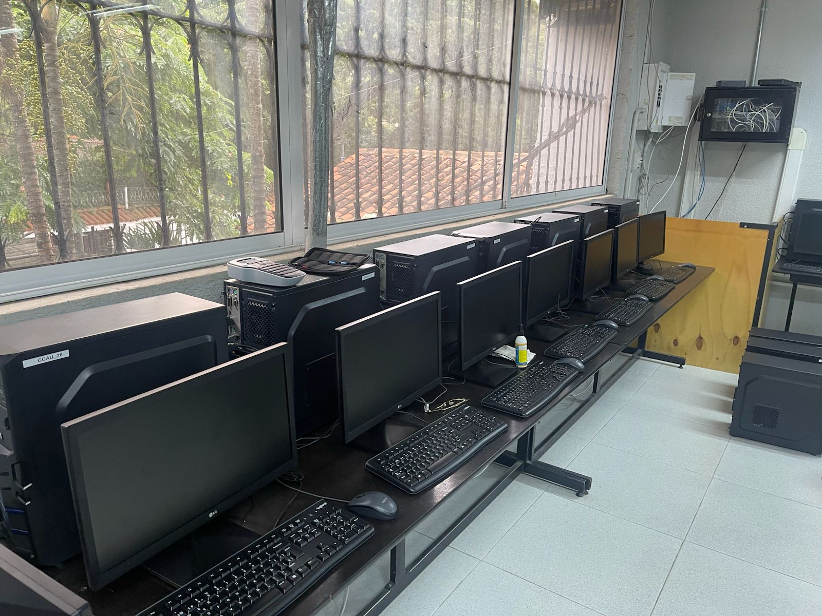 Equipos organizados en la sala de informática del Colegio Américas Unidas