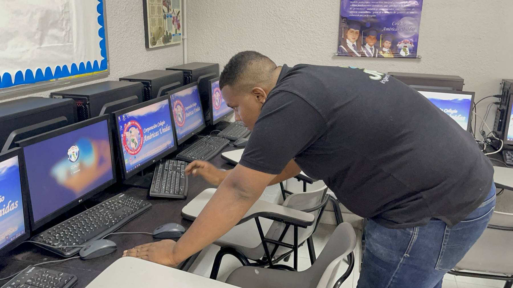 Técnico de JIMP realizando mantenimiento en una sala de informática del CCAU
