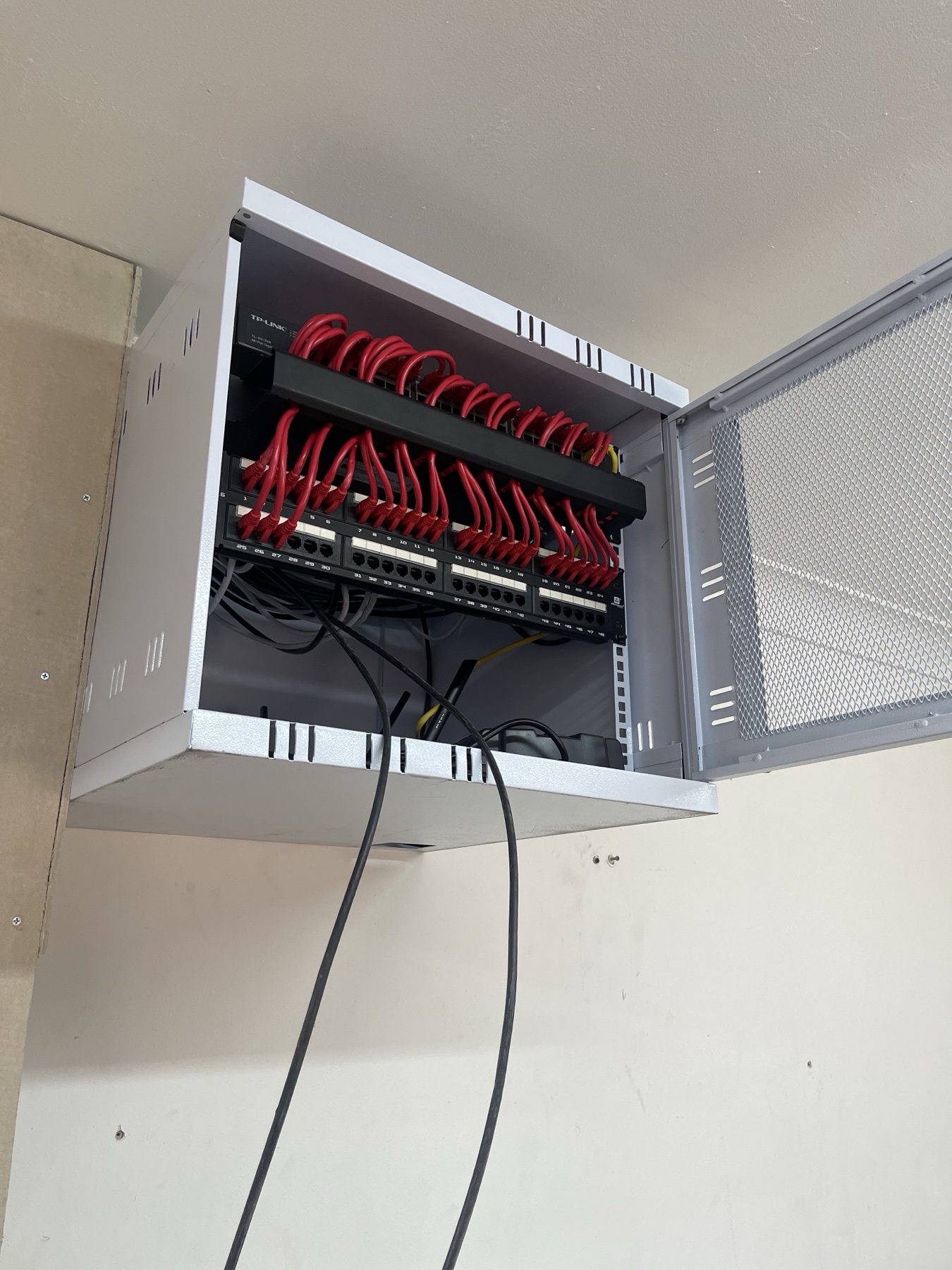 Gabinete de comunicaciones con paneles de conexión y cableado de red