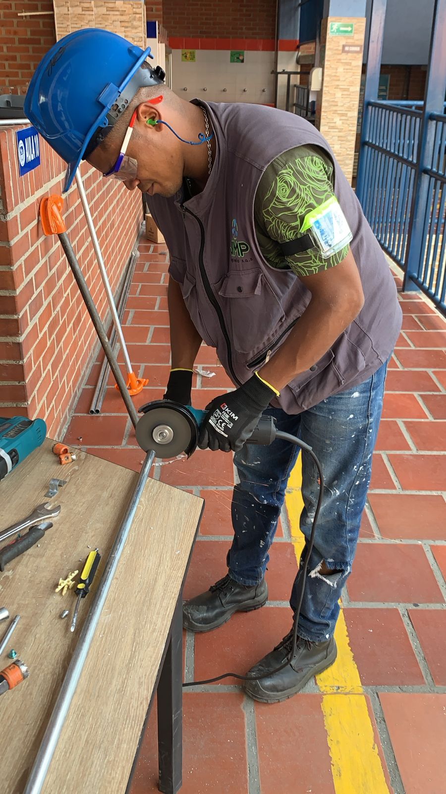 Técnico de JIMP con elementos de protección preparando infraestructura para una instalación