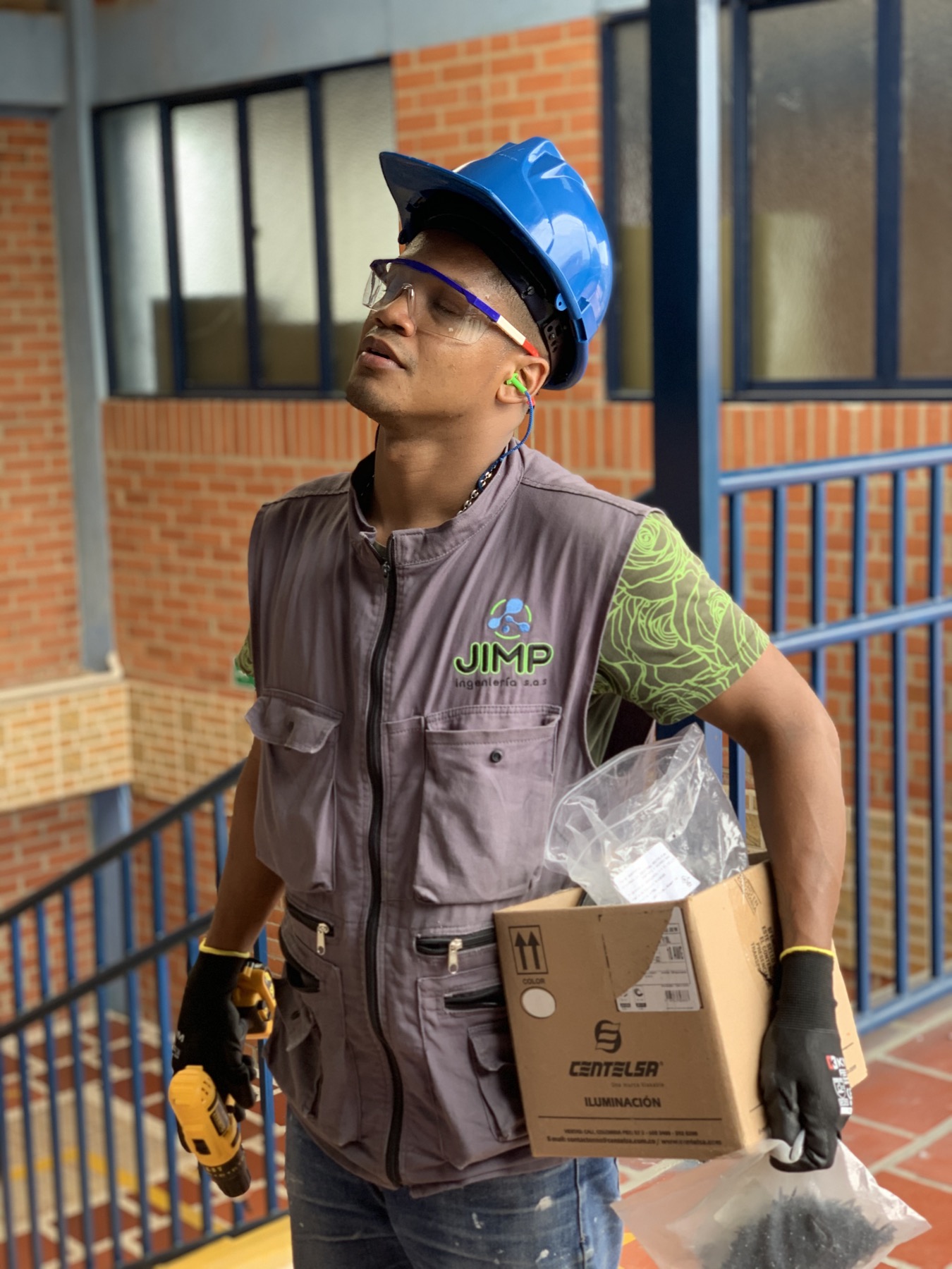 Técnico de JIMP con casco y elementos de protección en Ladrillera La Samaritana